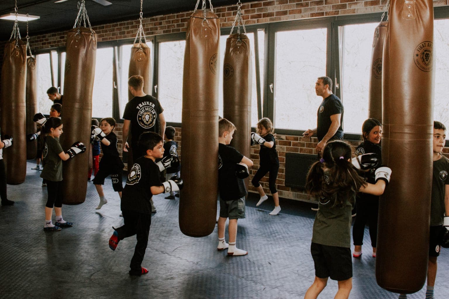 Kindertraining in der Sportschule Fırat Arslan