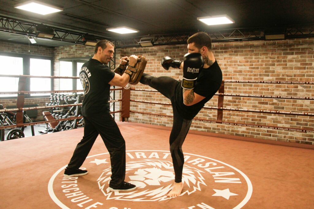 Zwei Männer beim Kickbox Training