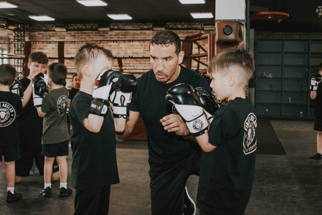 Kinder bekommen Anweisungen vom Trainer beim Boxen