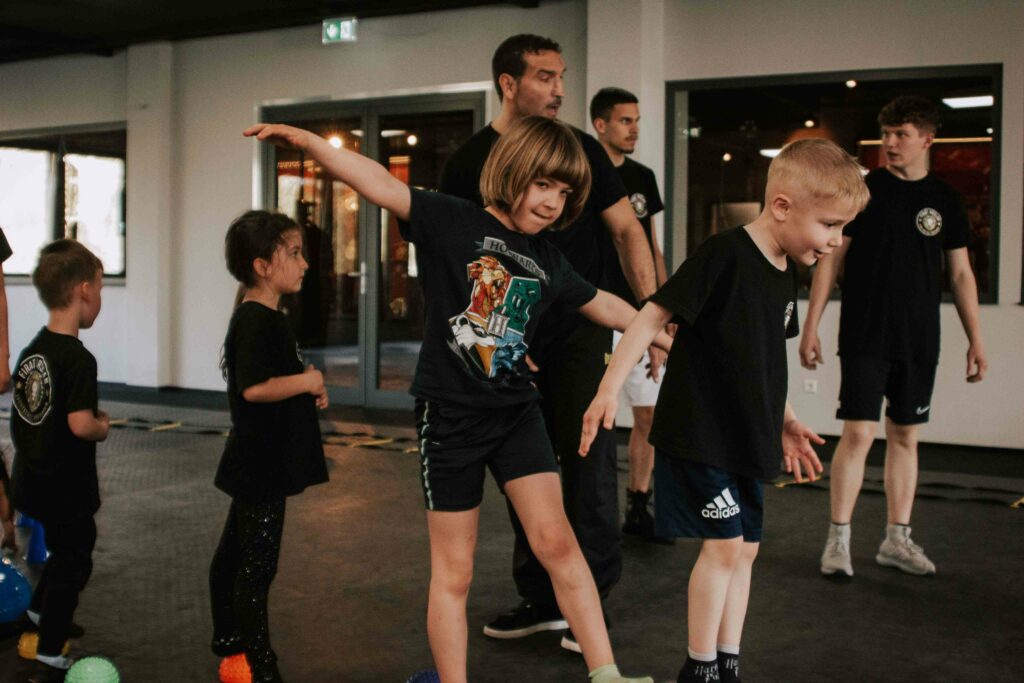KInder üben die Balance