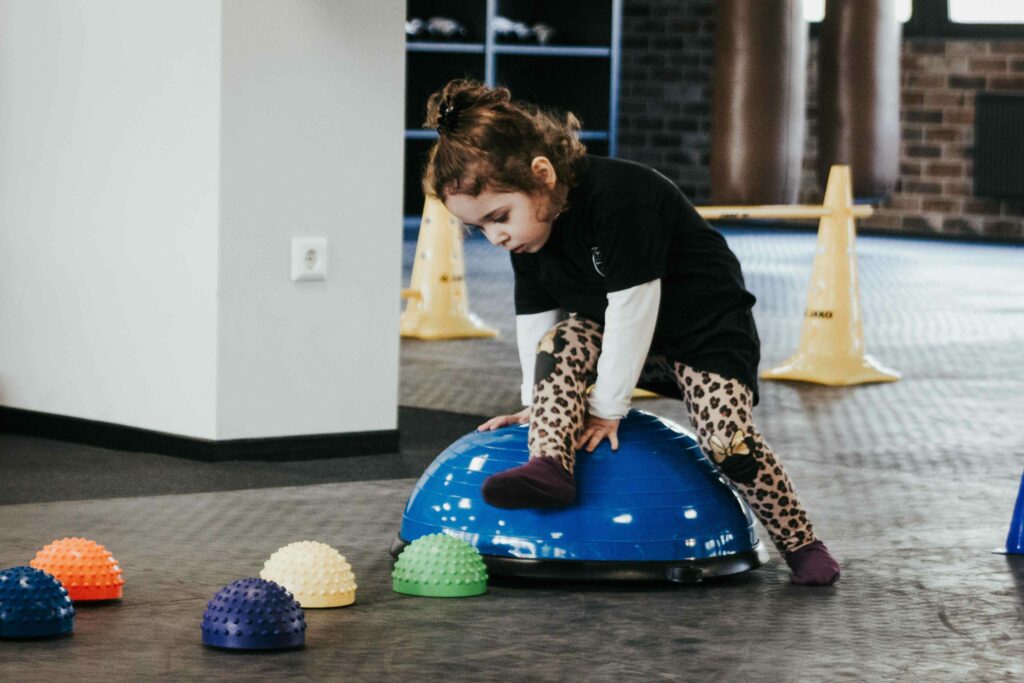 Kind spielt auf Balanceball