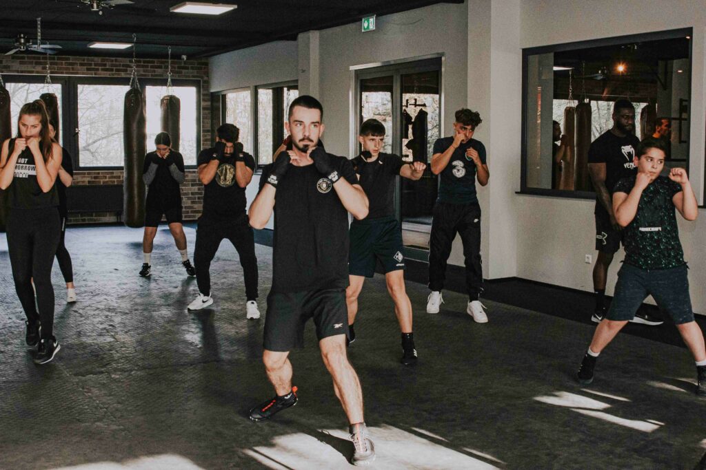 Boxtraining einer Gruppe Jugendlicher
