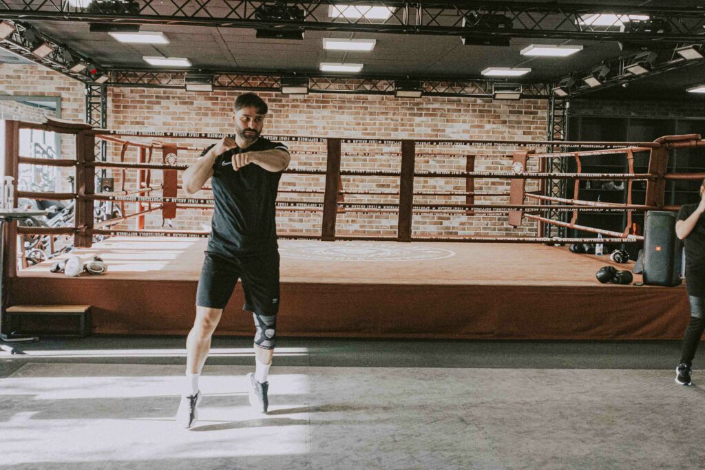 Mann trainiert vor Boxring