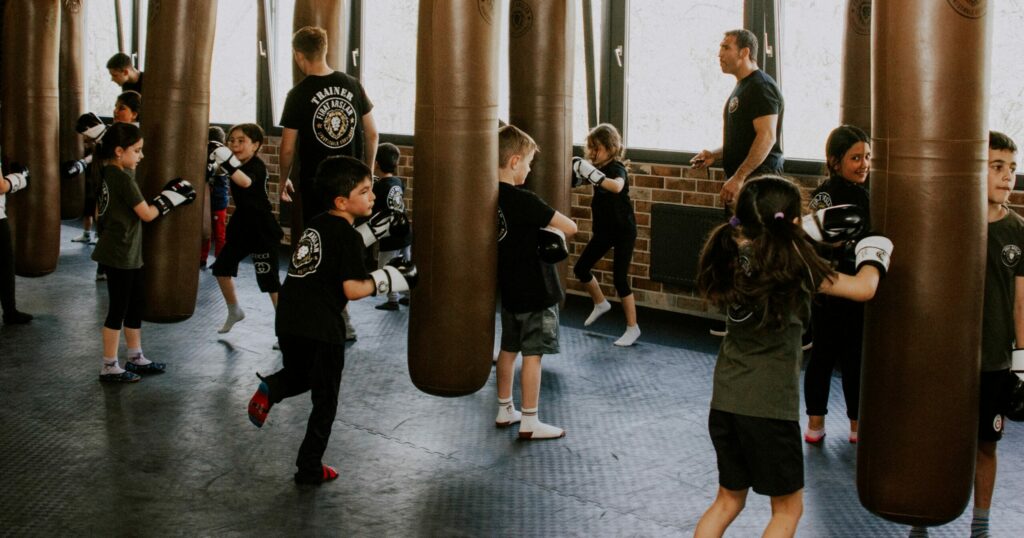 Kinderkurs an Boxsäcken